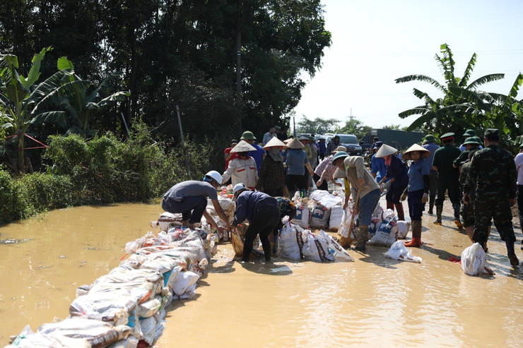 Hanoi leaders inspect flood response along Cau River- Ảnh 2.