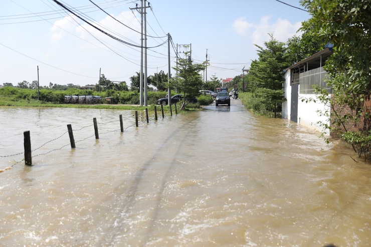 Hanoi leaders inspect flood response along Cau River- Ảnh 3.