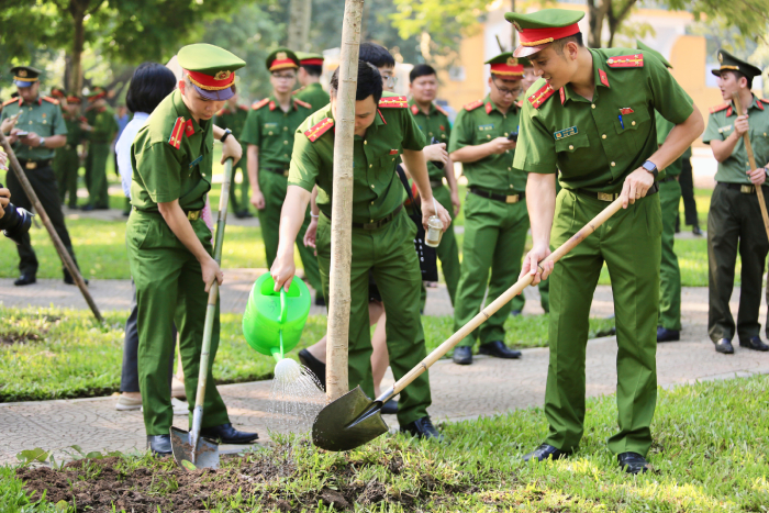 Đoàn Thanh niên Công an Thành phố tổ chức lễ trồng cây "Thành phố nở hoa"- Ảnh 4.