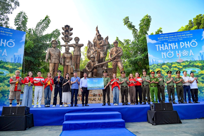 Đoàn Thanh niên Công an Thành phố tổ chức lễ trồng cây "Thành phố nở hoa"- Ảnh 1.