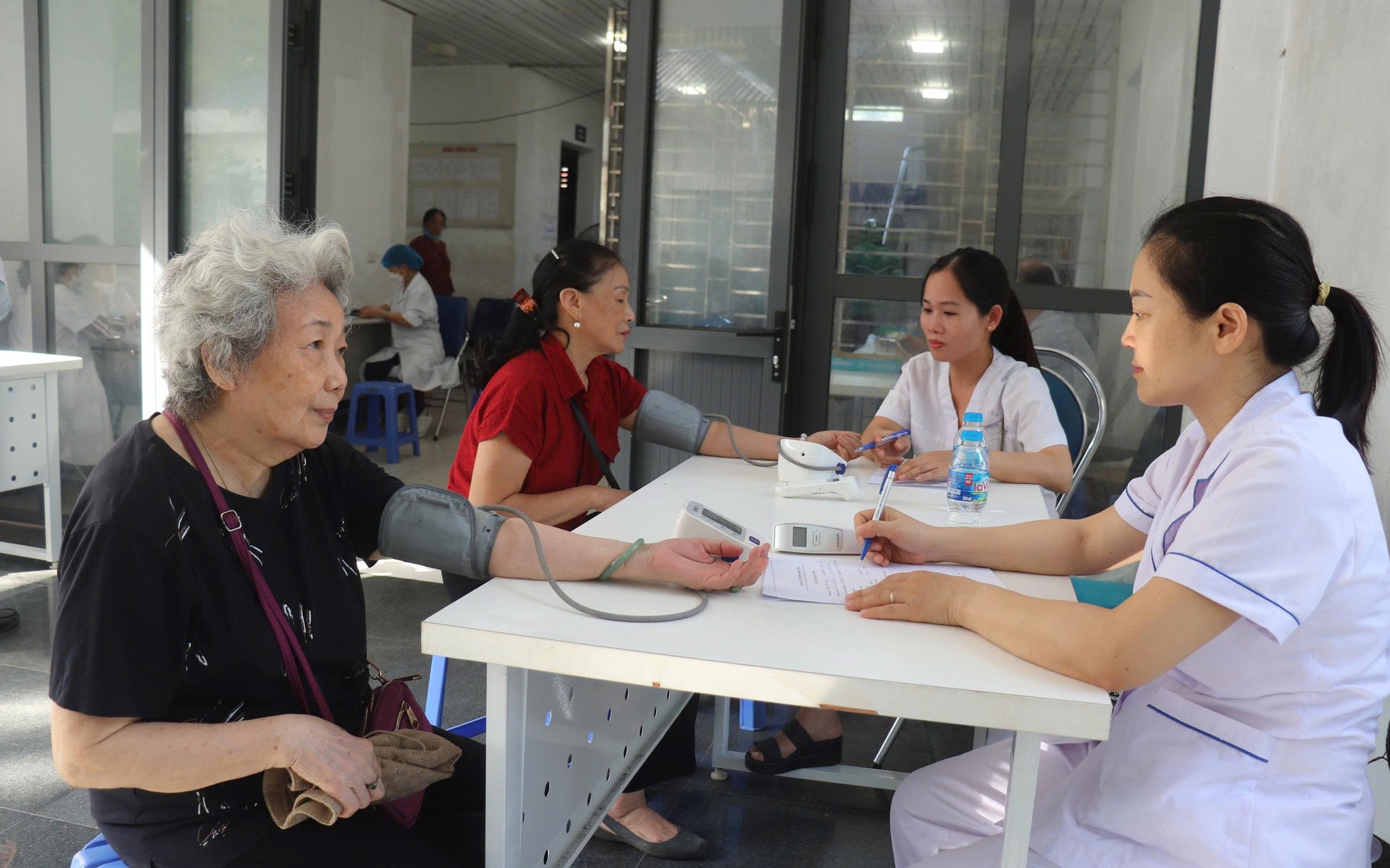 Senioři v okrsku Dinh Cong dostávají bezplatnou konzultaci a celkovou zdravotní prohlídku. Người cao tuổi phường Định Công được tư vấn, khám sức khỏe tổng quát miễn phí