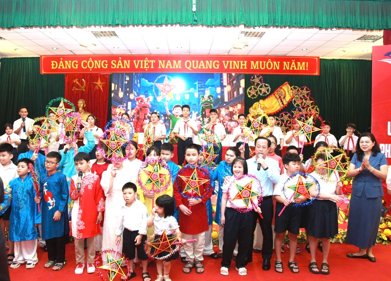 Ngành Giáo dục Hà Nội tặng quà Tết Trung thu tới học sinh của ba trường chuyên biệt- Ảnh 1.