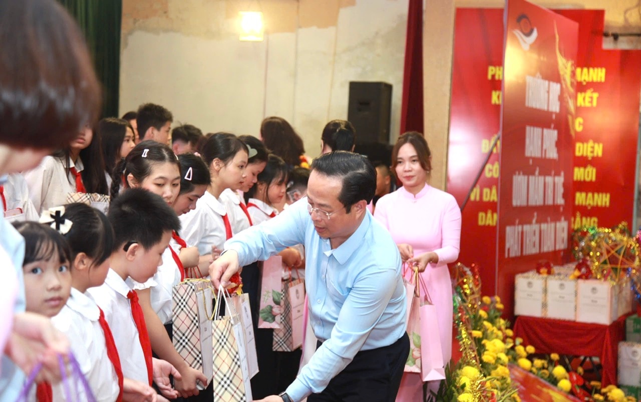 Ngành Giáo dục Hà Nội tặng quà Tết Trung thu tới học sinh của ba trường chuyên biệt- Ảnh 2.
