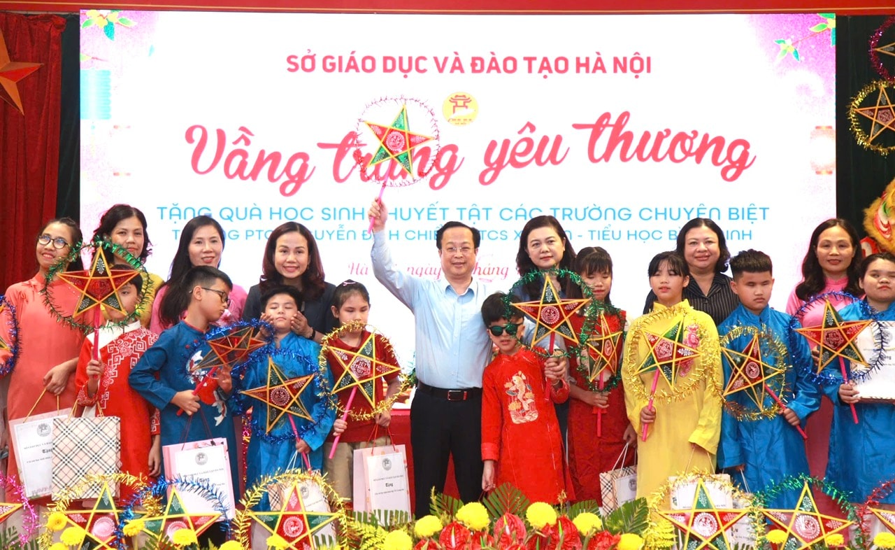 Ngành Giáo dục Hà Nội tặng quà Tết Trung thu tới học sinh của ba trường chuyên biệt- Ảnh 3.