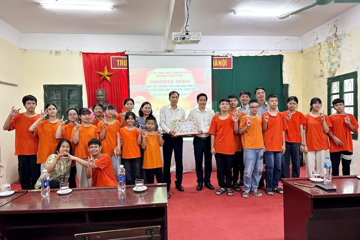 Trao quà Tết Trung thu tại Trường Phổ thông cơ sở Dân lập dạy trẻ câm điếc Hà Nội- Ảnh 1.