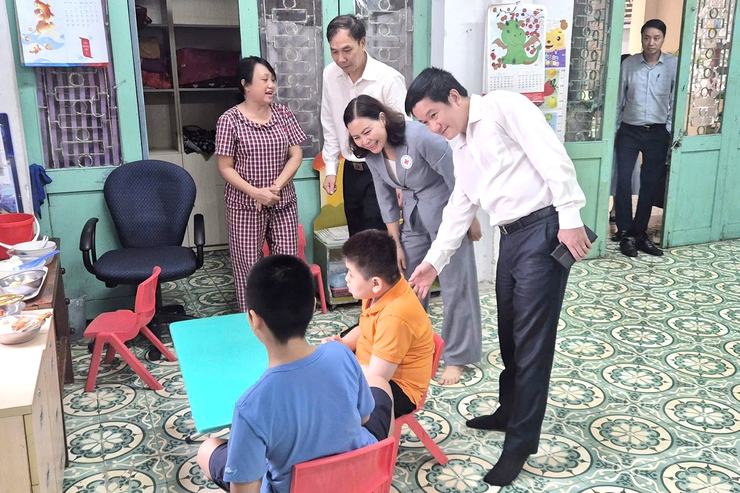 Trao quà Tết Trung thu tại Trường Phổ thông cơ sở Dân lập dạy trẻ câm điếc Hà Nội- Ảnh 2.