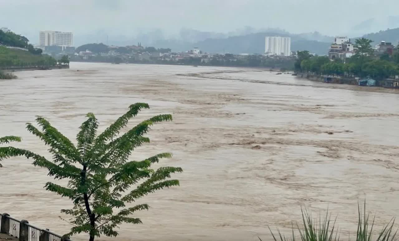 Cảnh báo khẩn cấp: lũ sông Hồng đã vượt mức báo động- Ảnh 1.