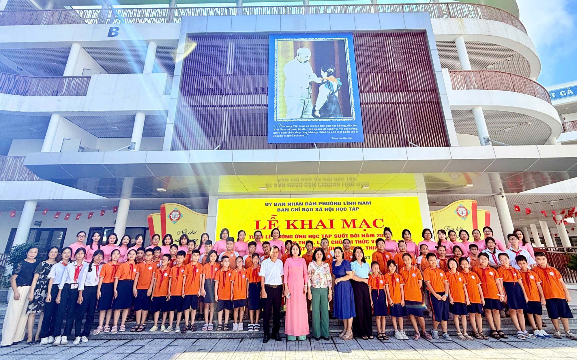 Các đồng chí lãnh đạo phường cùng Thầy và trò Trường THCS Trần Phú hưởng ứng Lễ phát động