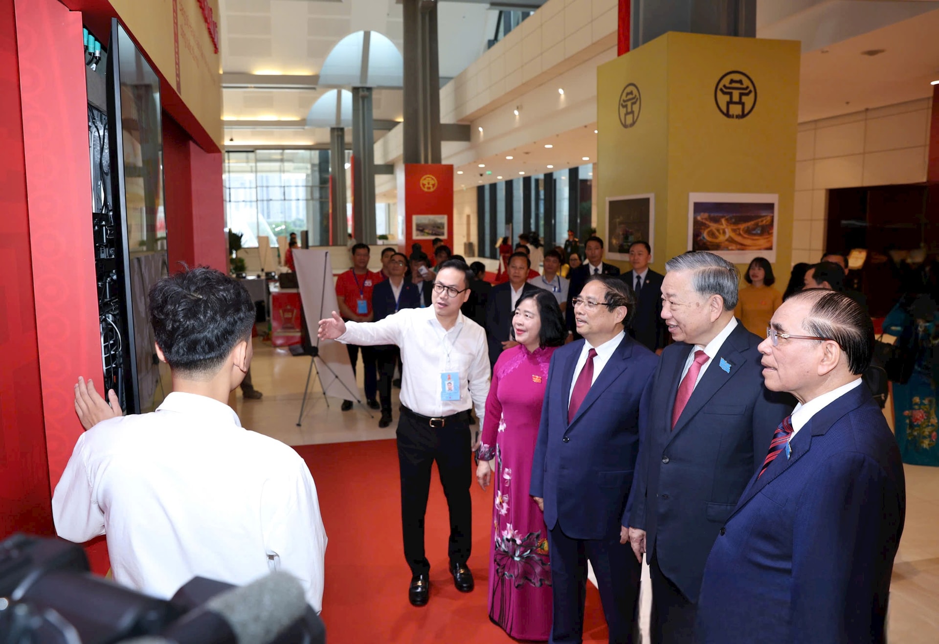 Hành trình phát triển của Đảng bộ Hà Nội qua “Bức tường lịch sử số”- Ảnh 1.