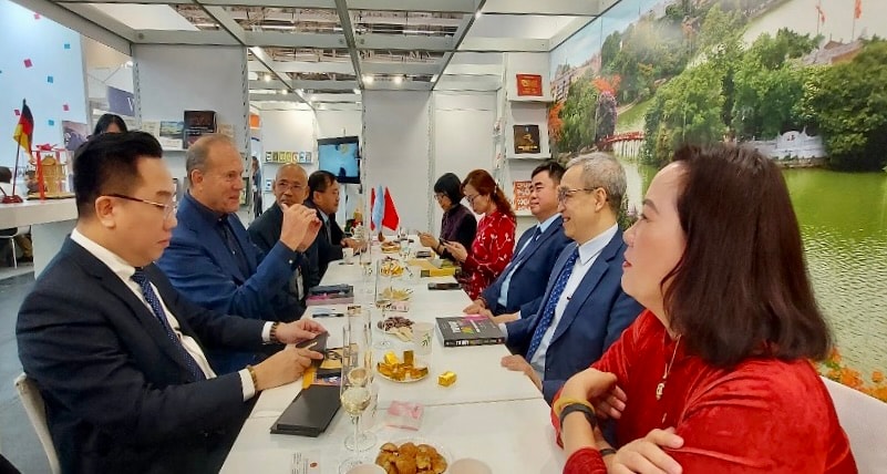 Ấn tượng Không gian sách và văn hóa Hà Nội tại Hội sách quốc tế Frankfurt 2025- Ảnh 2.