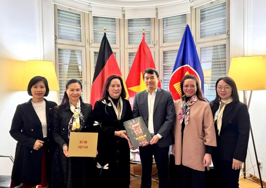 Ấn tượng Không gian sách và văn hóa Hà Nội tại Hội sách quốc tế Frankfurt 2025- Ảnh 4.