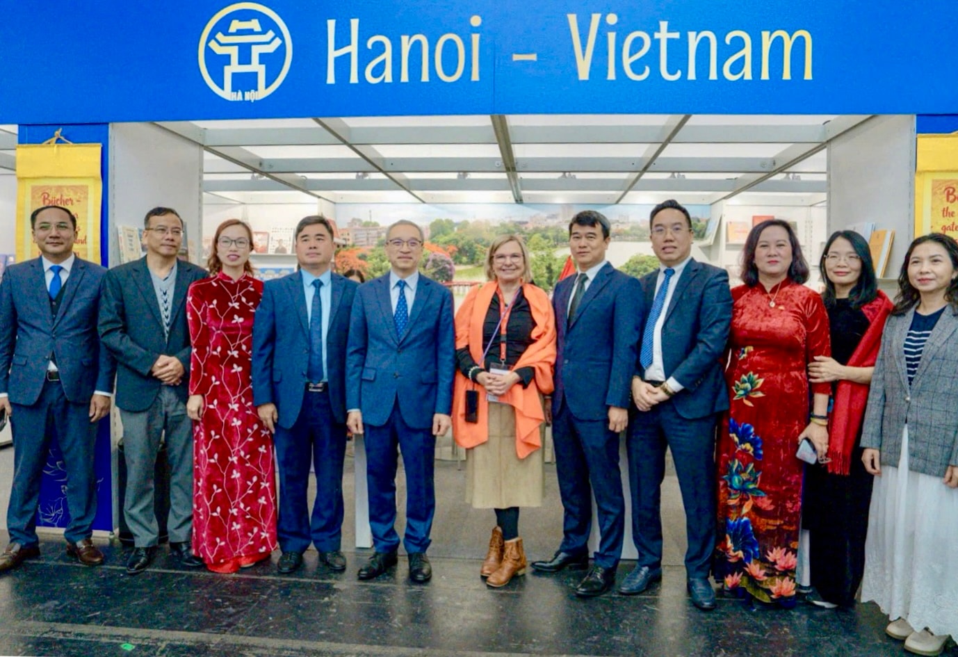 Ấn tượng Không gian sách và văn hóa Hà Nội tại Hội sách quốc tế Frankfurt 2025- Ảnh 1.
