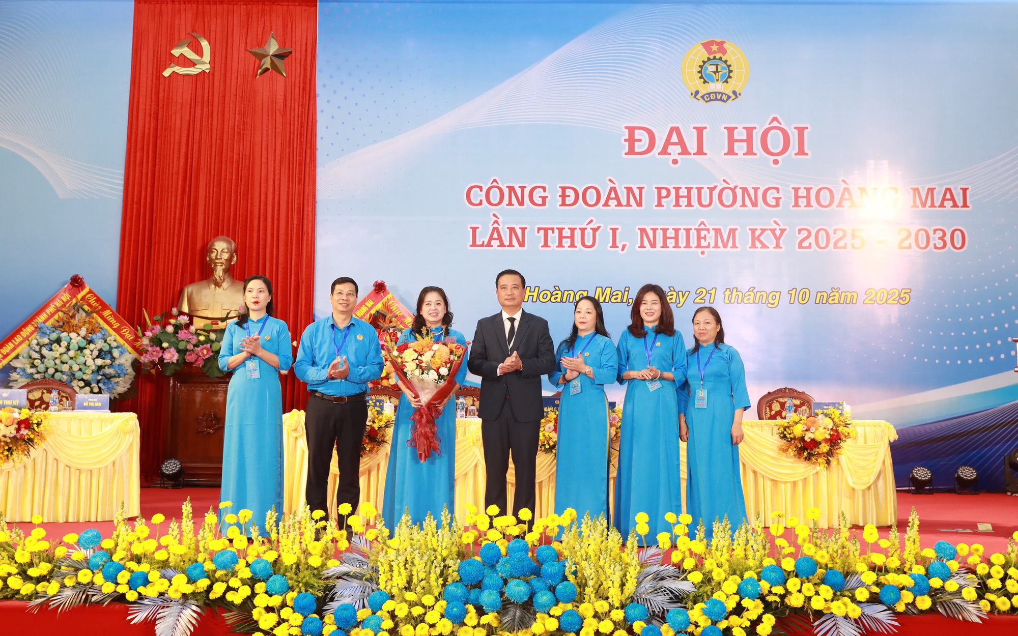 Bí thư Đảng ủy, Chủ tịch HĐND phường Hoàng Mai Nguyễn Xuân Linh tặng hoa chúc mừng Ban Chấp hành Công đoàn phường khóa I, nhiệm kỳ 2025-2030
