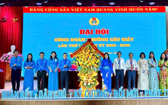 Lãnh đạo phường Cầu Giấy tặng hoa chúc mừng Đại hội