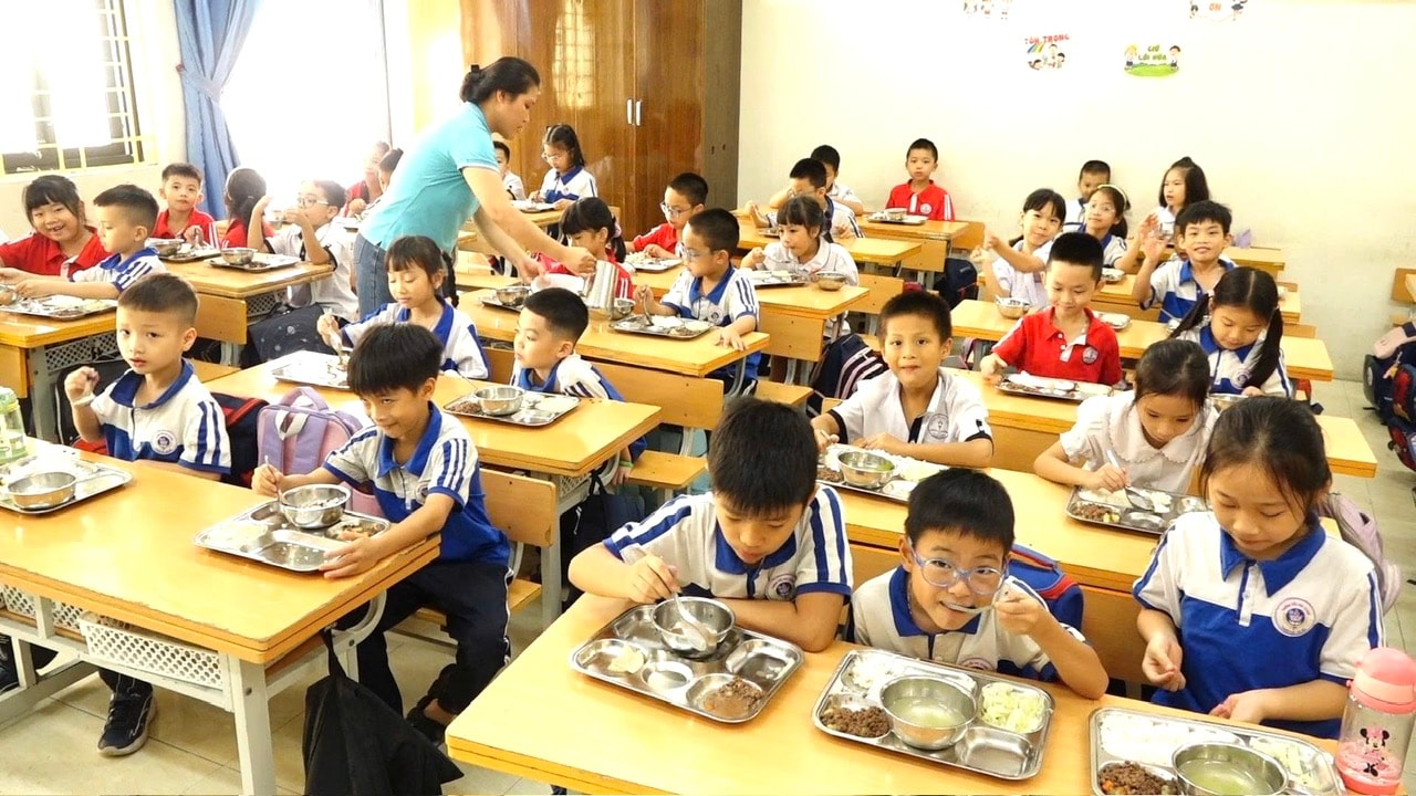 Trường Tiểu học Cự Khê tổ chức lại bữa ăn bán trú, sĩ số học sinh đạt gần 99%- Ảnh 1.