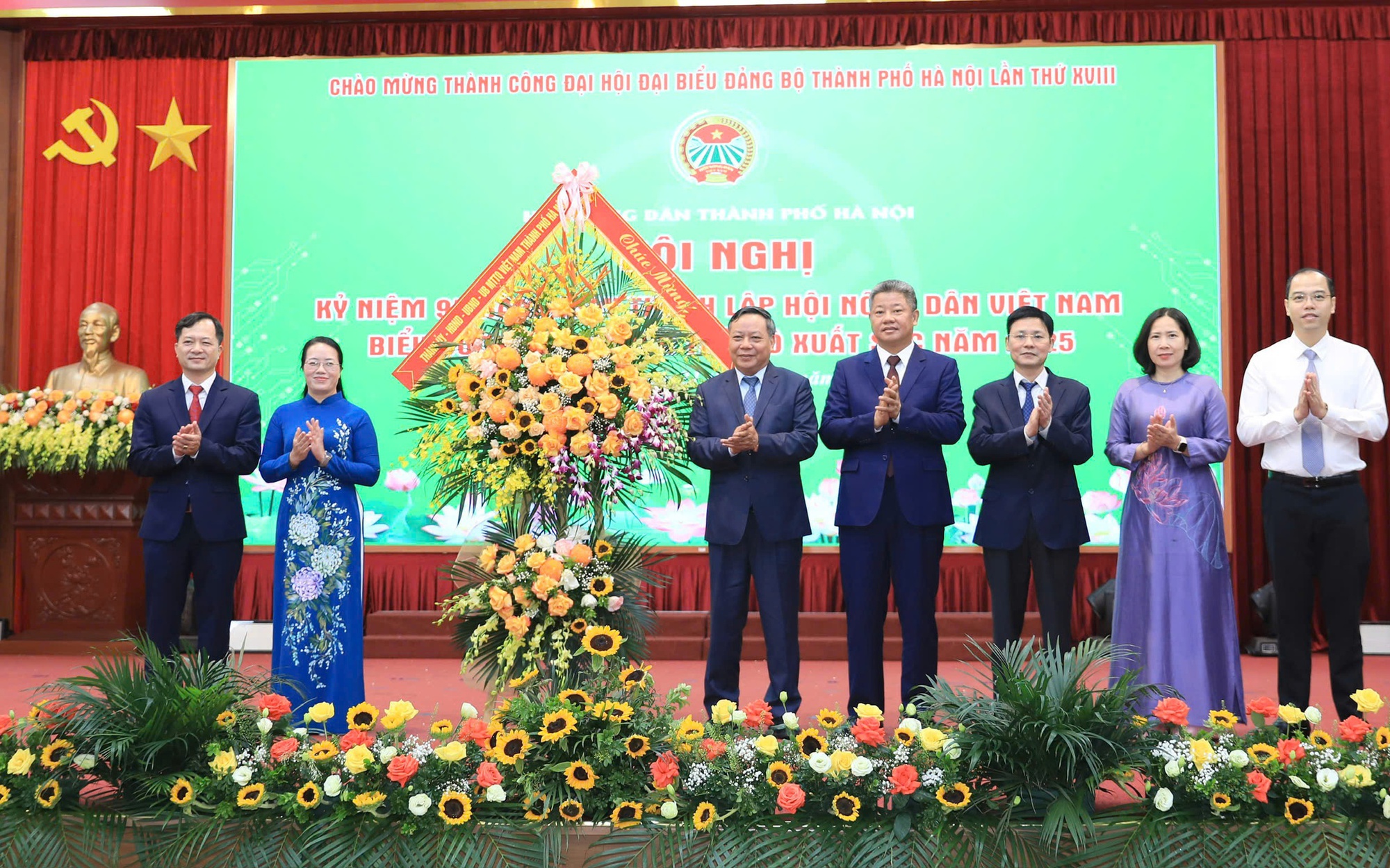 Phó Bí thư Thường trực Thành ủy Hà Nội Nguyễn Văn Phong cùng các đồng chí lãnh đạo thành phố Hà Nội chúc mừng Hội Nông dân Thành phố