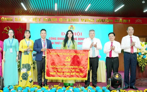 Ban Chấp hành Đảng bộ phường Định Công tặng Đại hội Công đoàn phường Định Công lần thứ I, nhiệm kỳ 2025-2030 bức trướng. 