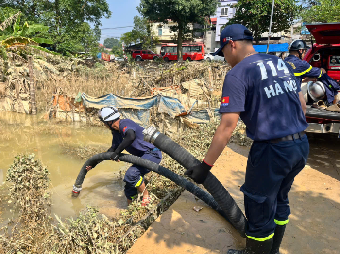 Hanoi police officers help residents recover after storm damage- Ảnh 3.