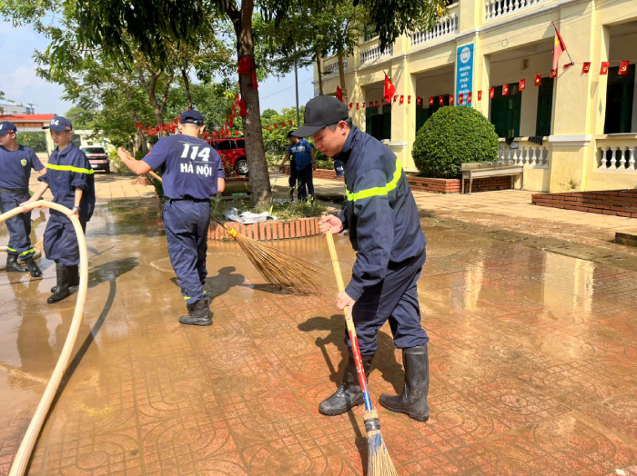 Hanoi police officers help residents recover after storm damage- Ảnh 4.