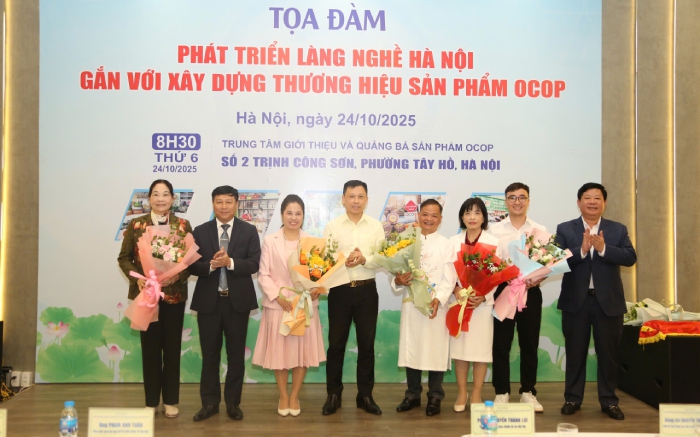 Ban Tổ chức tặng hoa cho các diễn giả tham gia buổi tọa đàm