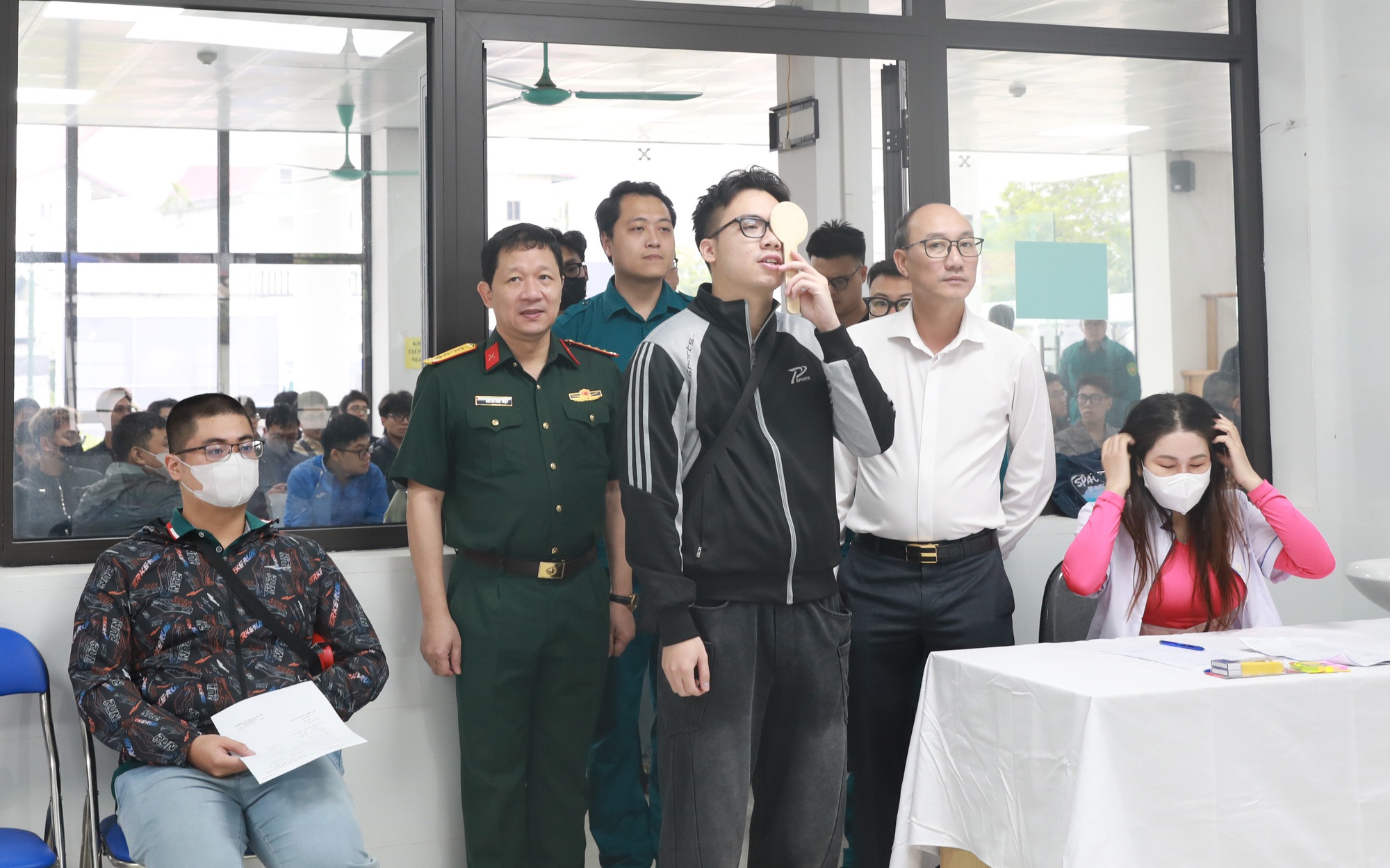 Đại diện Bộ Tư lệnh Thủ đô và lãnh đạo phường Vĩnh Hưng kiểm tra công tác khám sơ tuyển