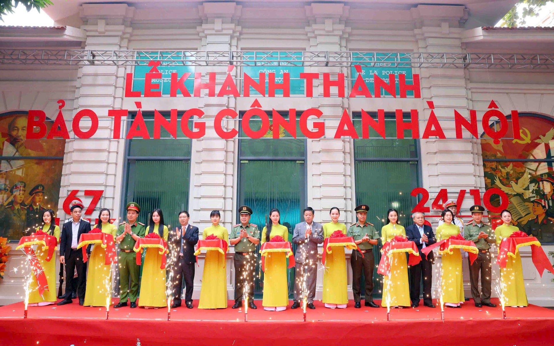 Các đại biểu thực hiện nghi thức cắt băng khánh thành dự án cải tạo, nâng cấp Bảo tàng Công an Hà Nội.