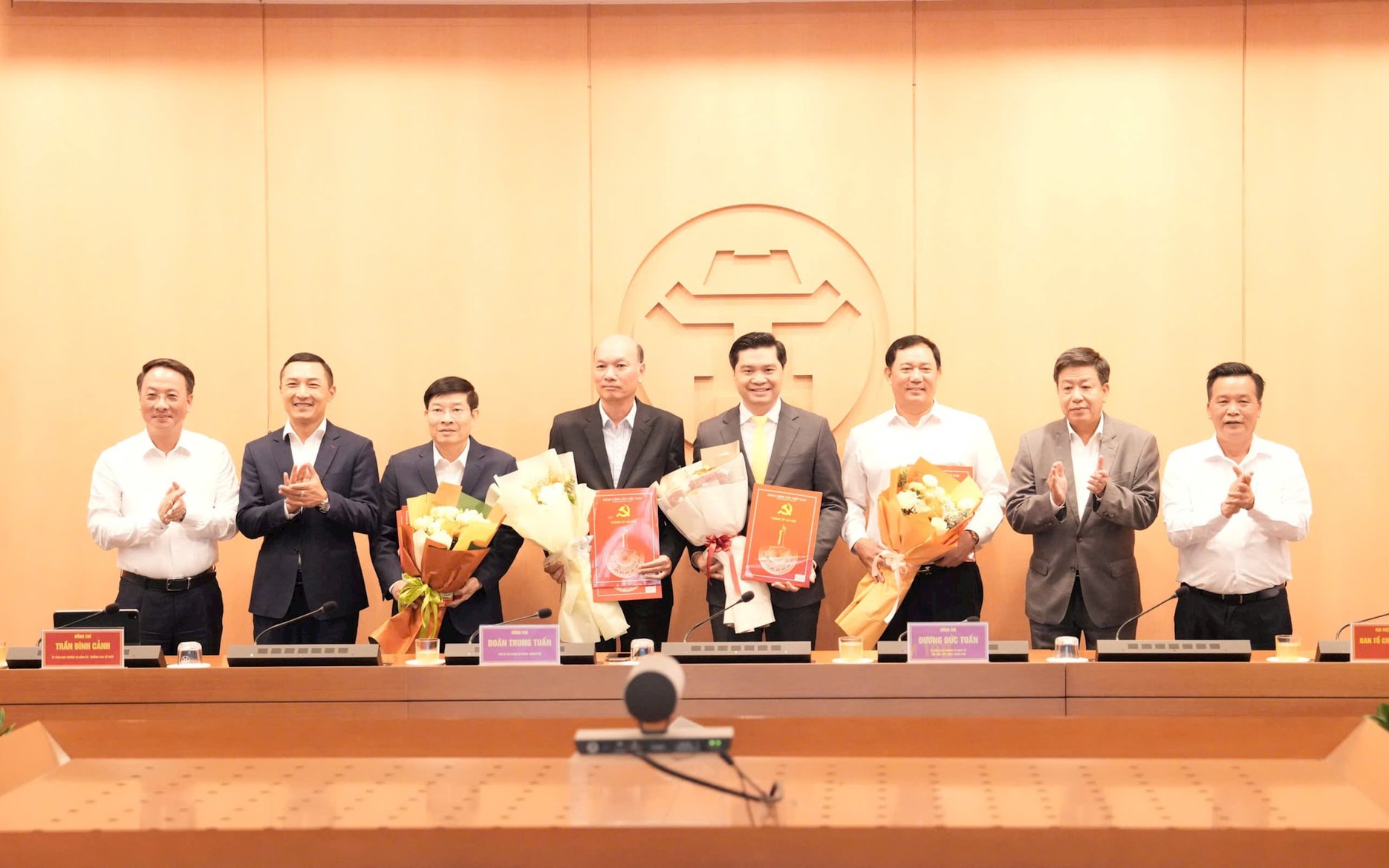 Lãnh đạo Đảng ủy UBND thành phố trao các quyết định chuyển giao, tiếp nhận 4 đảng bộ cấp trên cơ sở. 