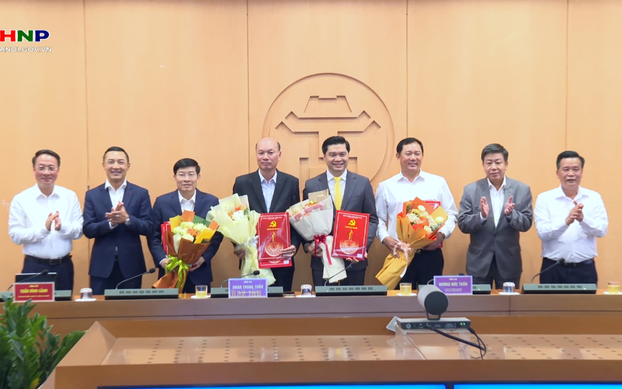 Đảng ủy UBND thành phố Hà Nội tiếp nhận 4 đảng bộ cấp trên cơ sở