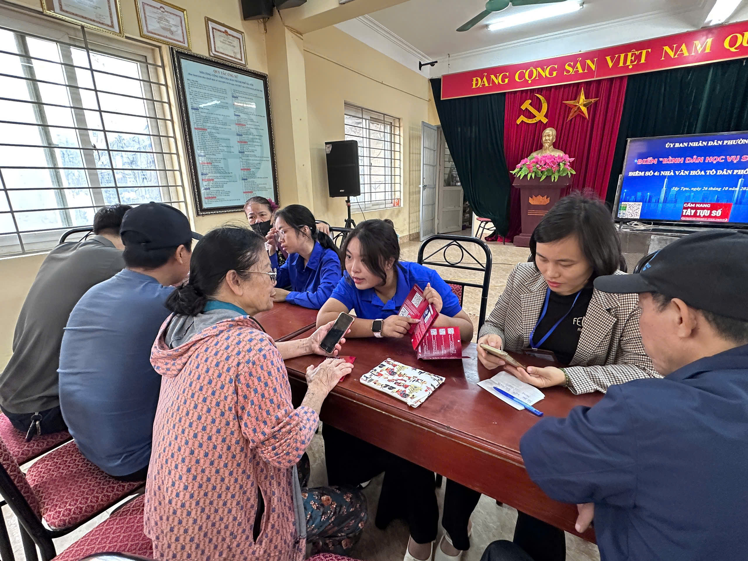 Tây Tựu: “Ngày chủ nhật kỹ thuật số” – Hơn 200 người được hỗ trợ sử dụng dịch vụ công trực tuyến – Ảnh 3. Tây Tựu: “Ngày chủ nhật kỹ thuật số” – Hơn 200 người được hỗ trợ sử dụng dịch vụ công trực tuyến – Ảnh 3.
