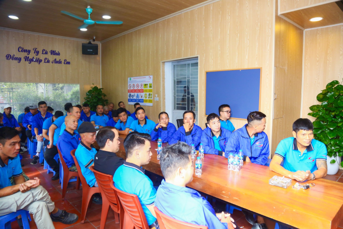 Cảnh sát giao thông Hà Nội tuyên truyền pháp luật cho tài xế xe tải
- Ảnh 1.