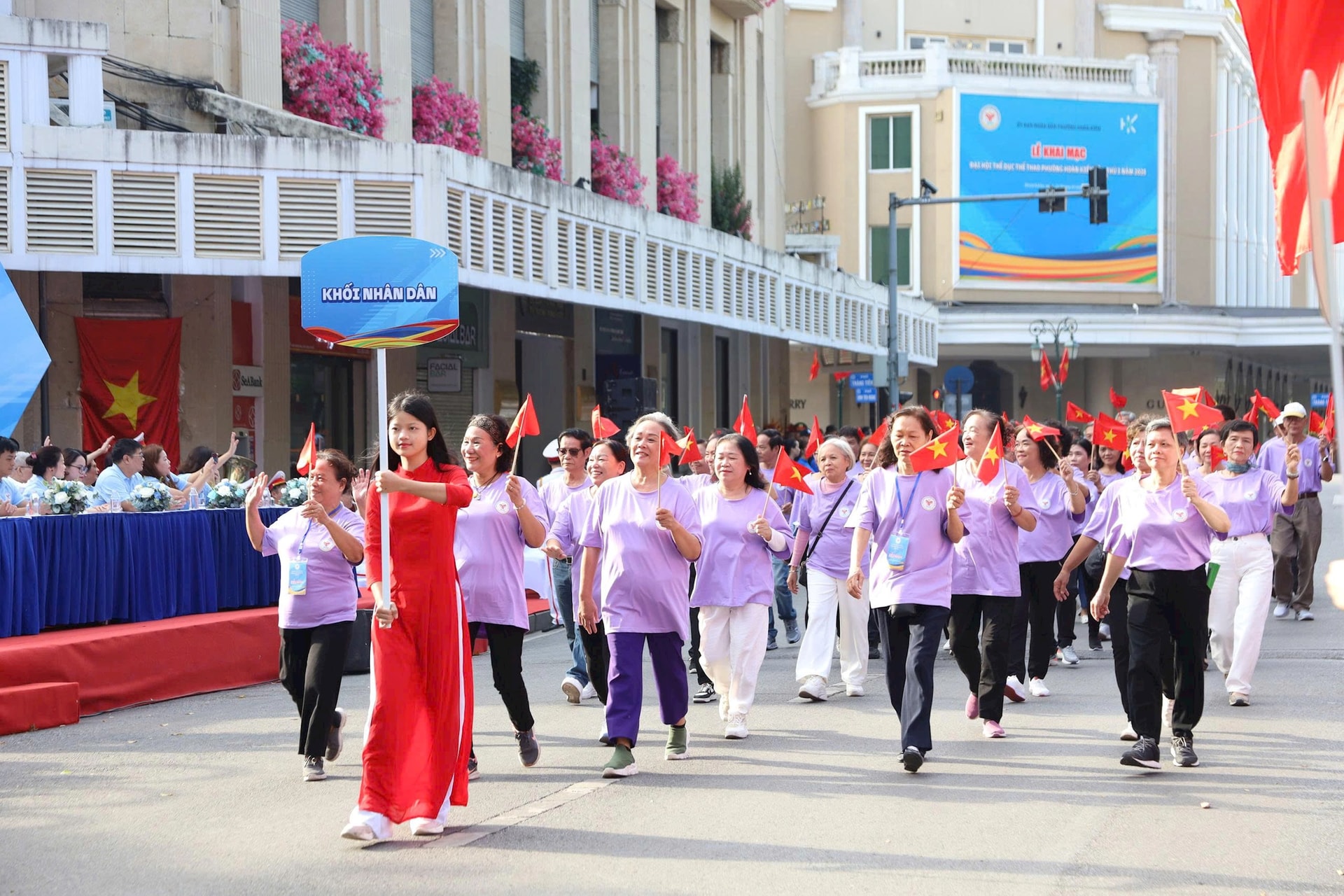 Hoàn Kiếm khai mạc Đại hội Thể dục Thể thao lần thứ I năm 2025- Ảnh 10. Hoàn Kiếm khai mạc Đại hội Thể dục Thể thao lần thứ I năm 2025- Ảnh 10.