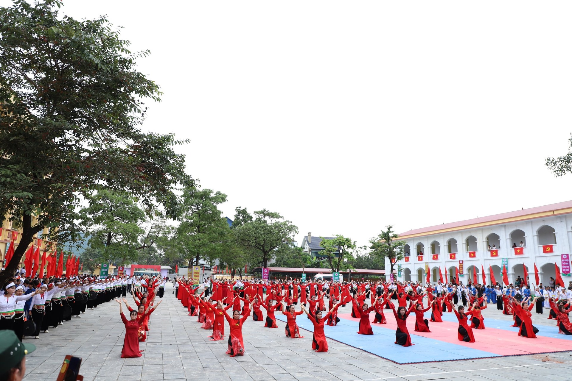 Tưng bừng khai mạc Đại hội thể dục - thể thao xã Yên Xuân lần thứ I- Ảnh 8.