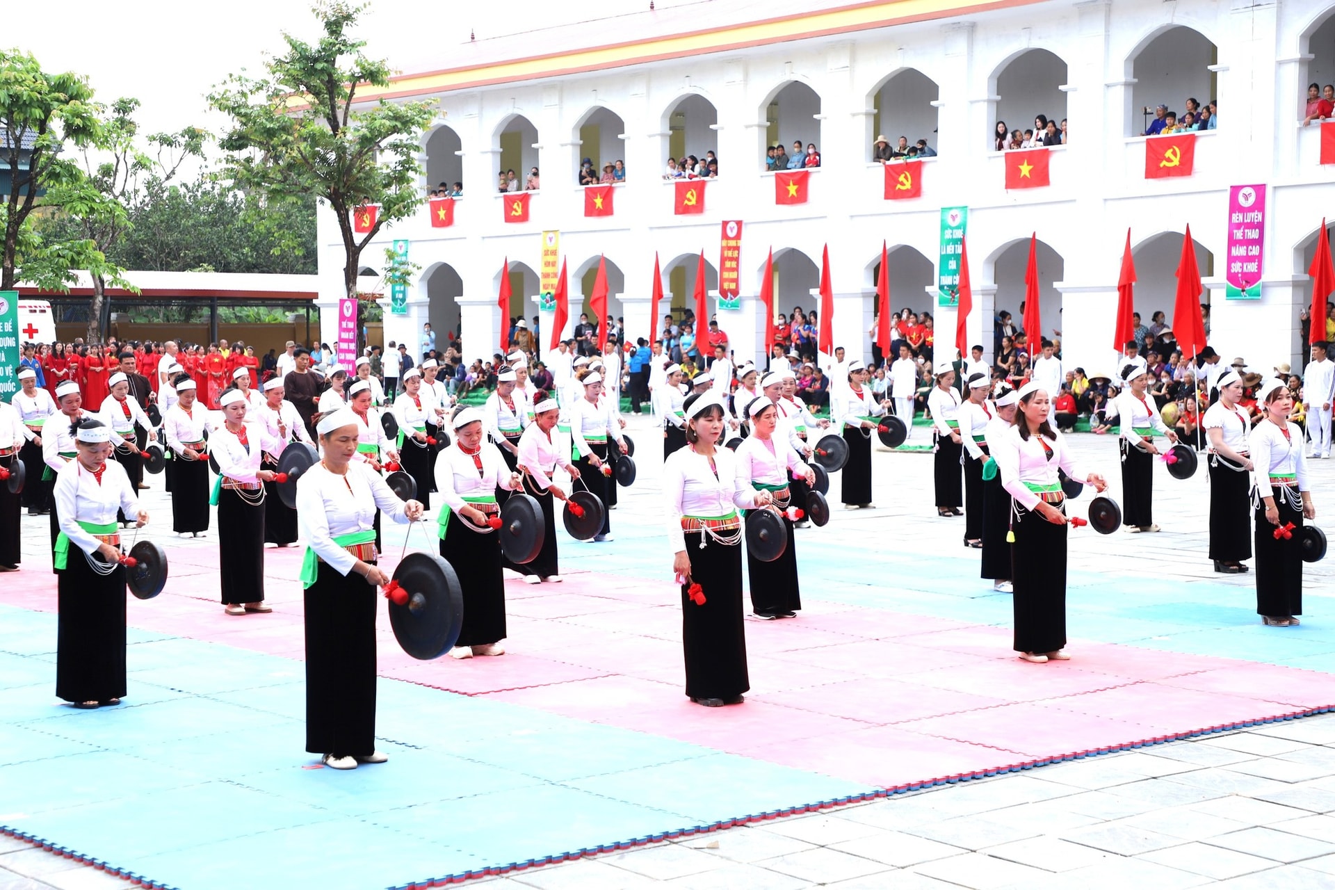 Tưng bừng khai mạc Đại hội thể dục - thể thao xã Yên Xuân lần thứ I- Ảnh 2.
