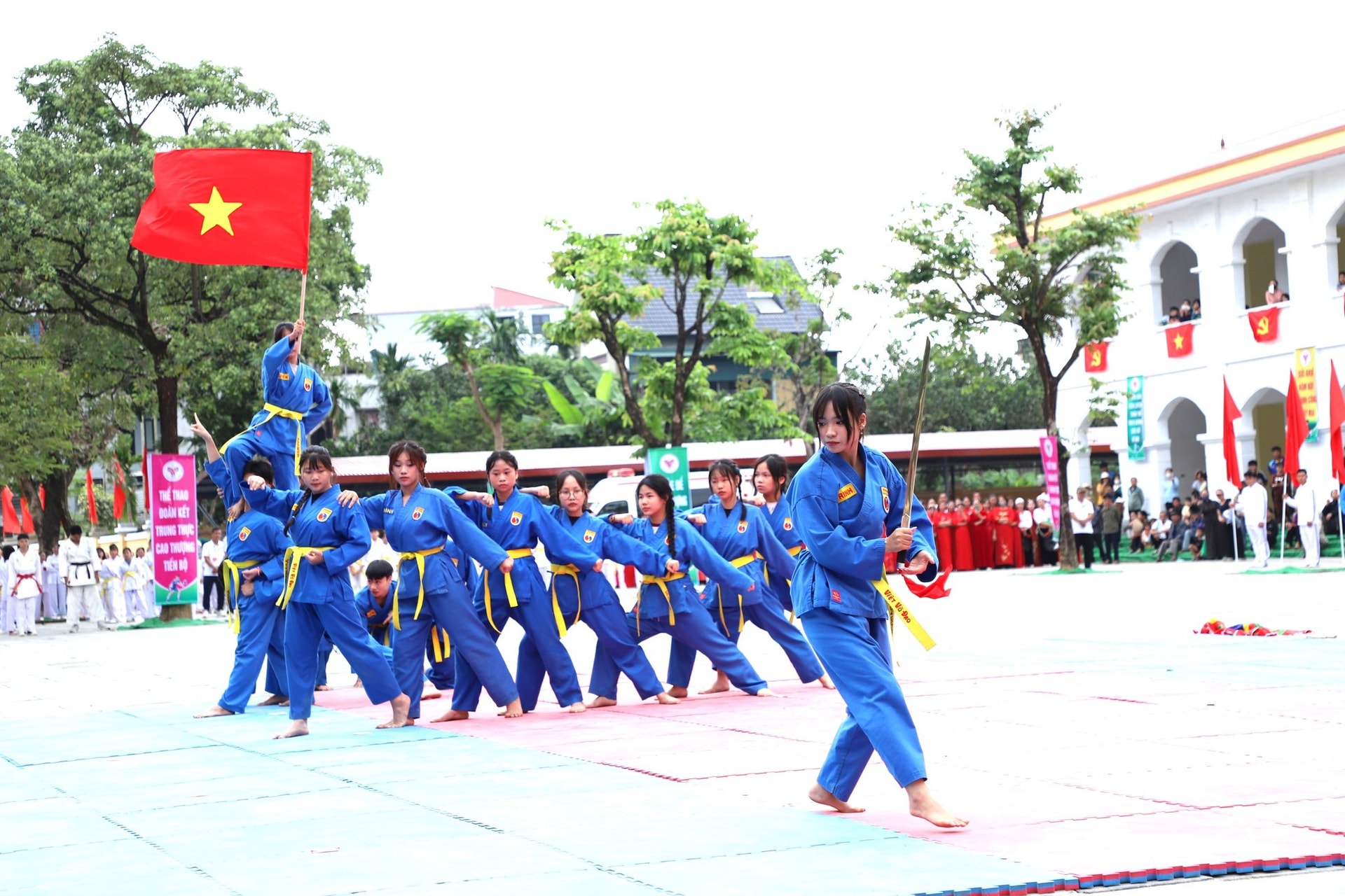 Tưng bừng khai mạc Đại hội thể dục - thể thao xã Yên Xuân lần thứ I- Ảnh 10.