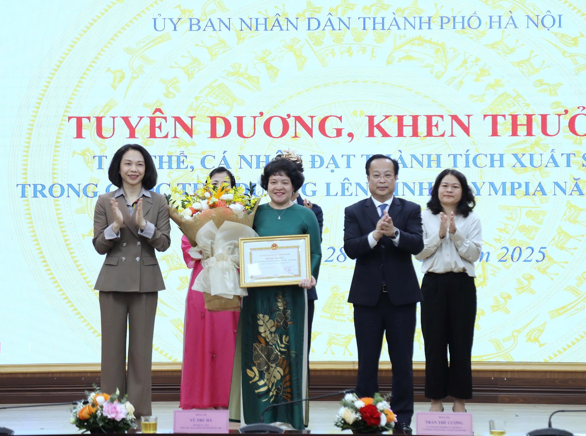 Hà Nội tuyên dương học sinh vô địch Cuộc thi Đường lên đỉnh Olympia- Ảnh 5.