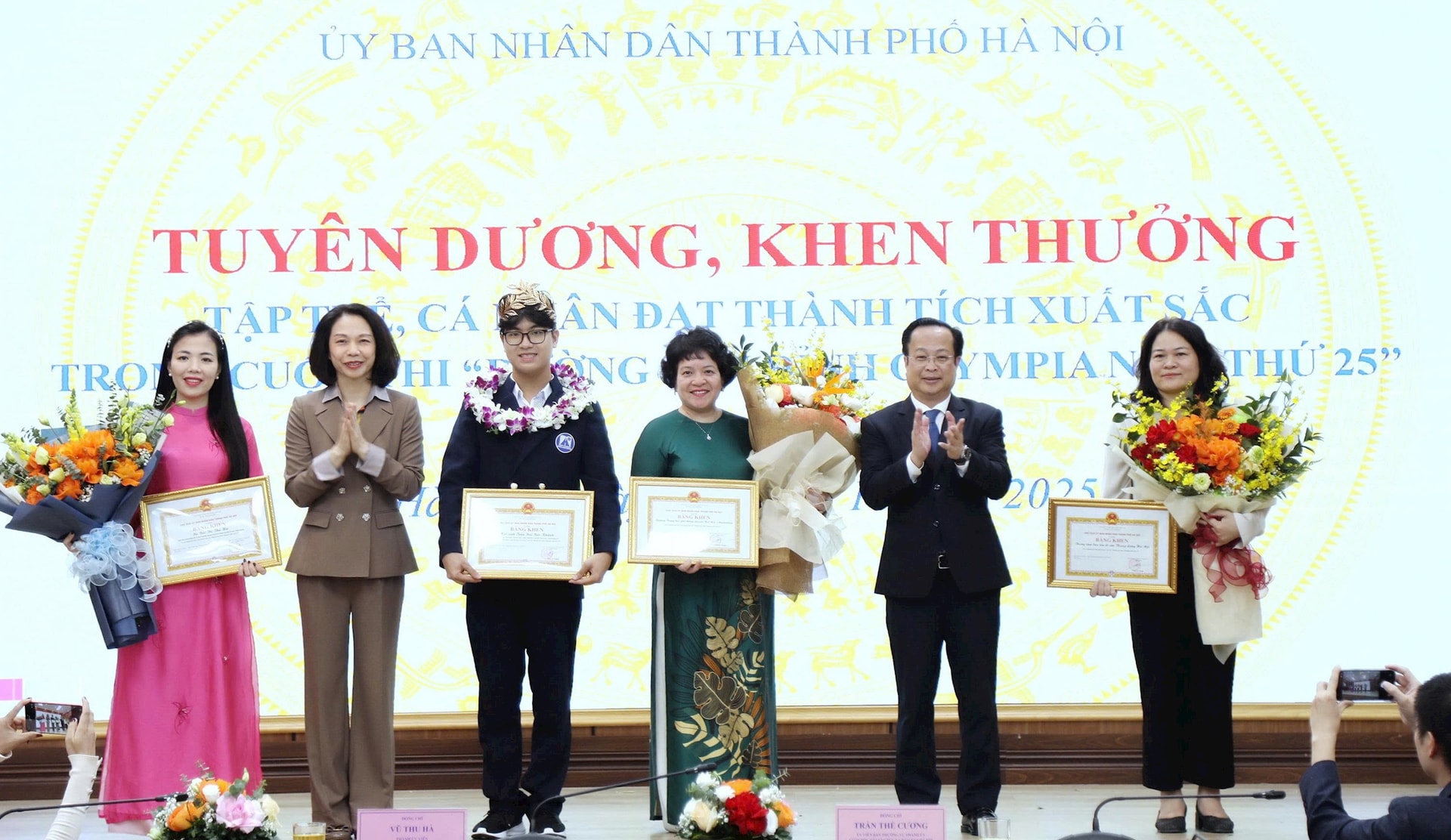 Hà Nội tuyên dương học sinh vô địch Cuộc thi Đường lên đỉnh Olympia- Ảnh 3.