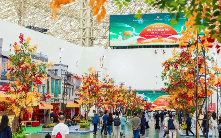 Con đường thu Hà Nội thu hút khách tham quan chụp ảnh tại Hội chợ Mùa Thu 2025