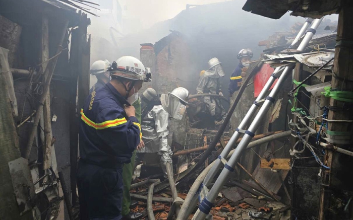 Lực lượng Cảnh sát PCCC&CNCH khẩn trương tìm kiếm cứu nạn và tổ chức dập tắt đám cháy