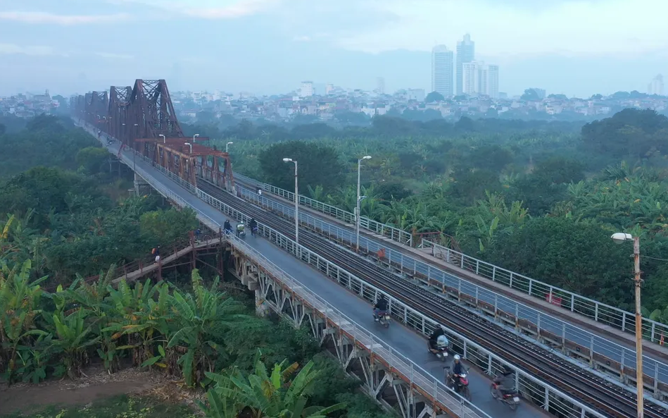 Thành phố Hà Nội sẽ tạm cấm toàn bộ phần đường dành cho xe thô sơ trên cầu Long Biên hướng từ phường Bồ Đề sang phường Hoàn Kiếm trong 61 ngày, từ 1/11 đến hết 31/12/2025. 