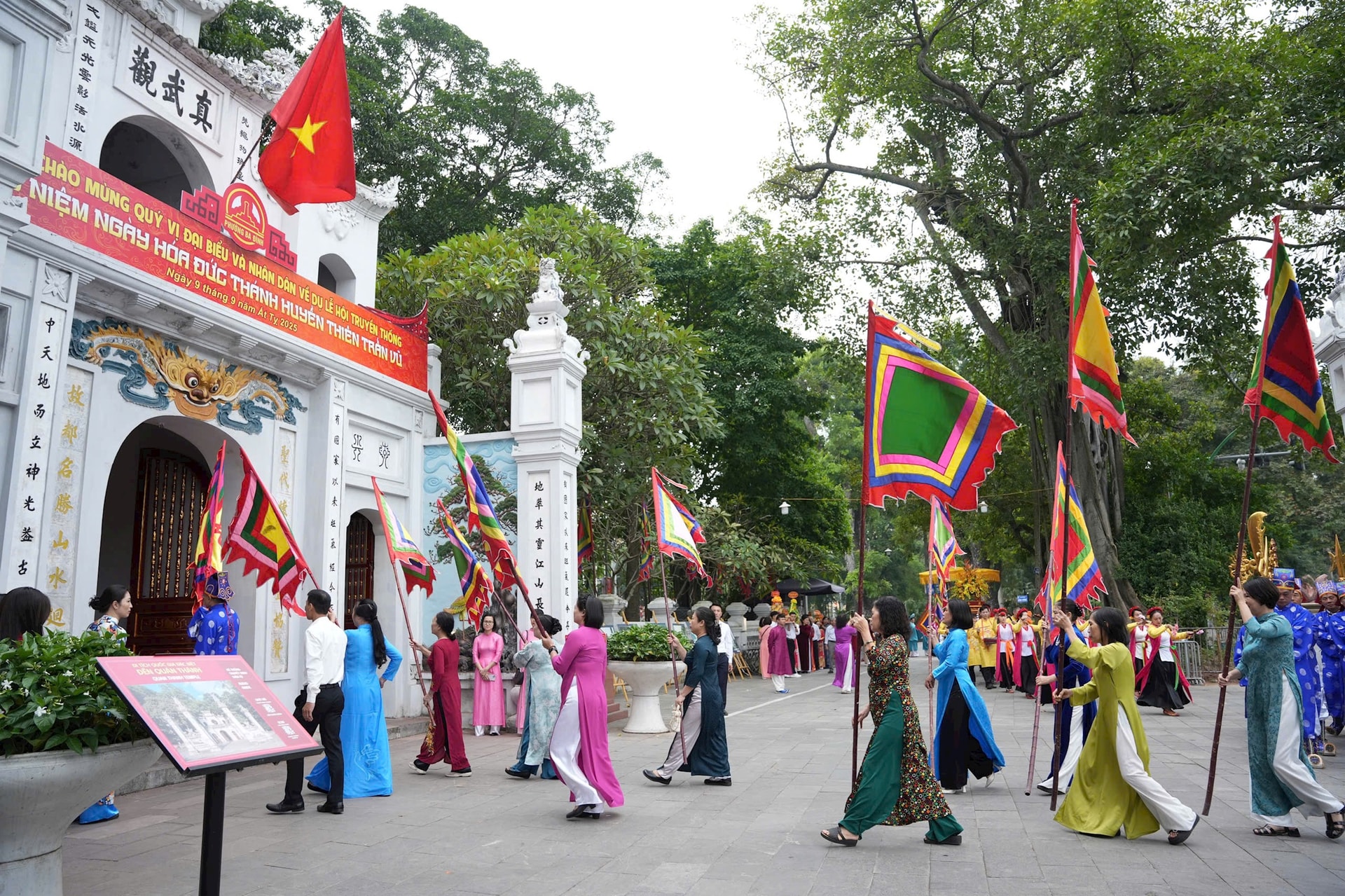 Lễ hội truyền thống tại đền Quán Thánh - Gìn giữ nét văn hóa giữa lòng Hà Nội- Ảnh 1. Lễ hội truyền thống tại đền Quán Thánh - Gìn giữ nét văn hóa giữa lòng Hà Nội- Ảnh 1.