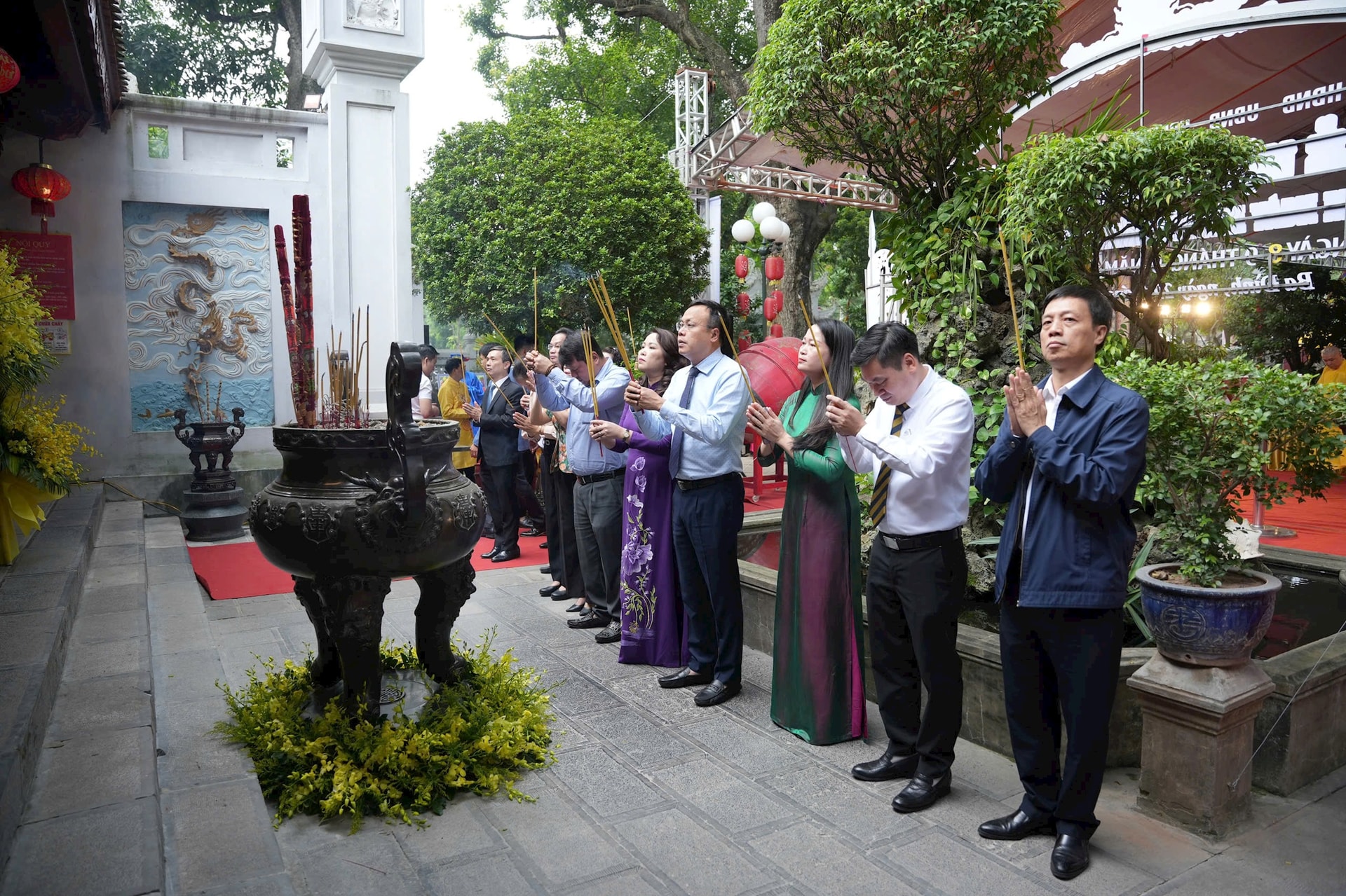 Lễ hội truyền thống tại đền Quán Thánh - Gìn giữ nét văn hóa giữa lòng Hà Nội- Ảnh 3. Lễ hội truyền thống tại đền Quán Thánh - Gìn giữ nét văn hóa giữa lòng Hà Nội- Ảnh 3.