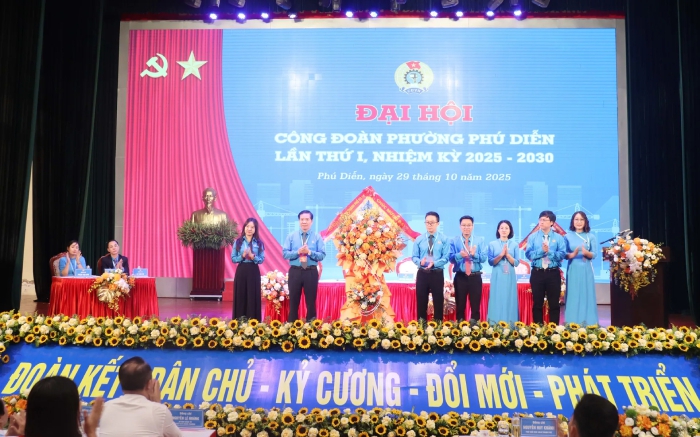 Vice ordförande för Hanois arbetstagarförbund, Nguyen Huy Khanh, överlämnade blommor för att gratulera kongressledamoten. Phó Chủ tịch LĐLĐ thành phố Hà Nội Nguyễn Huy Khánh tặng hoa chúc mừng Đại hội