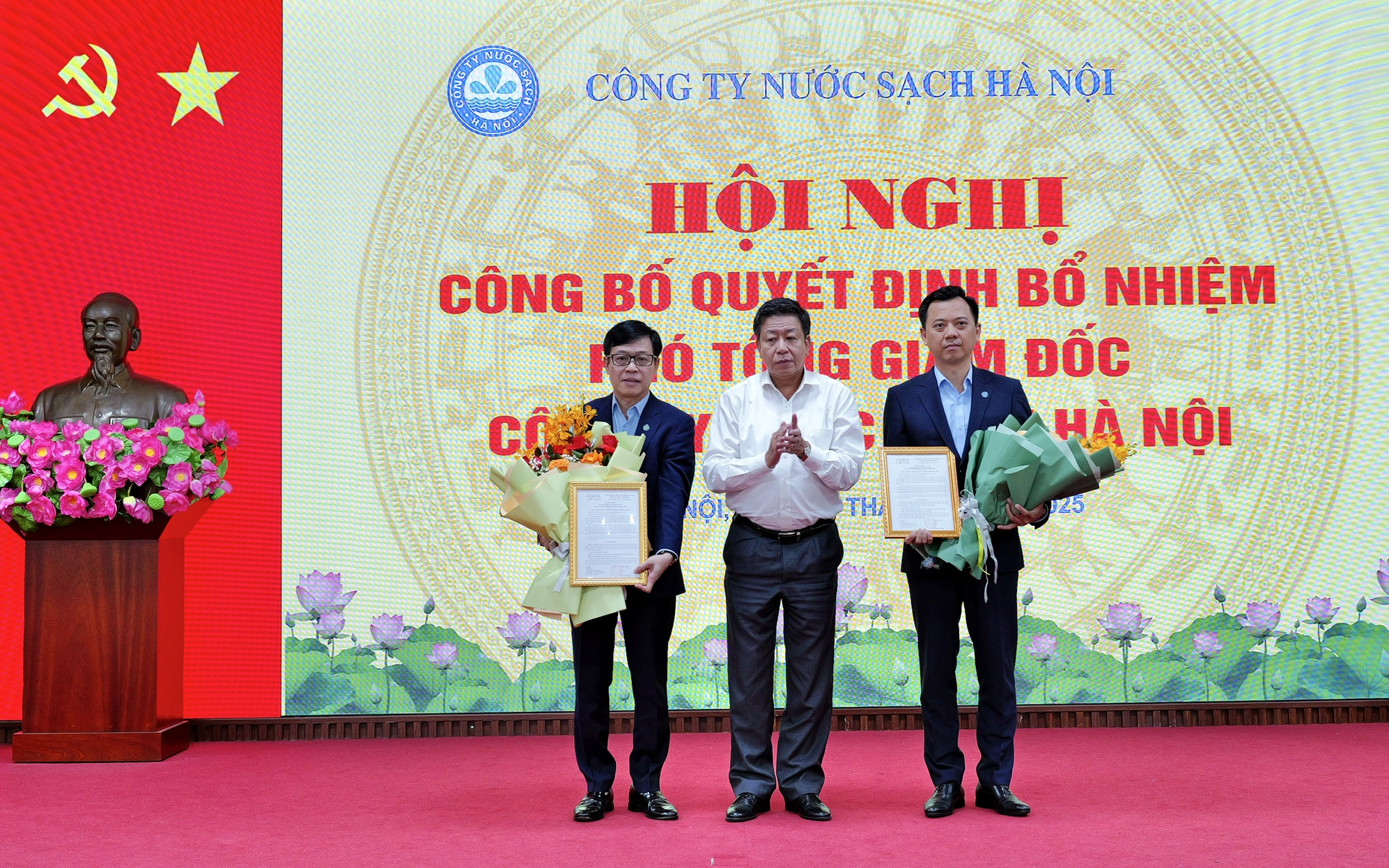 Phó Chủ tịch UBND Thành phố Dương Đức Tuấn trao Quyết định của UBND thành phố Hà Nội bổ nhiệm Phó Tổng Giám đốc Công ty Nước sạch Hà Nội đối với hai đồng chí Trần Quốc Bình và Đỗ Phương Nam.