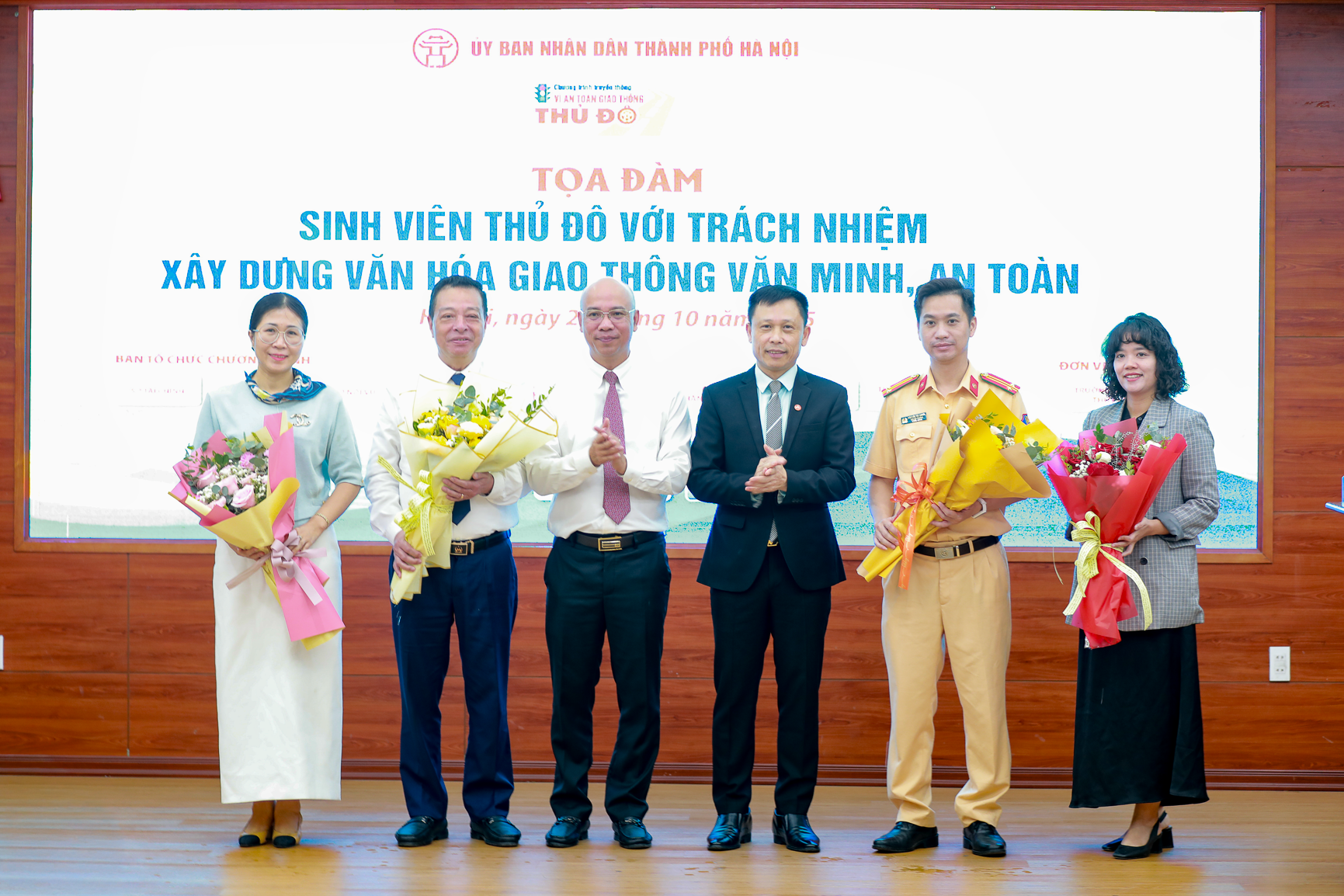Tọa đàm “Sinh viên Thủ đô với trách nhiệm xây dựng văn hoá giao thông văn minh, an toàn”- Ảnh 1.