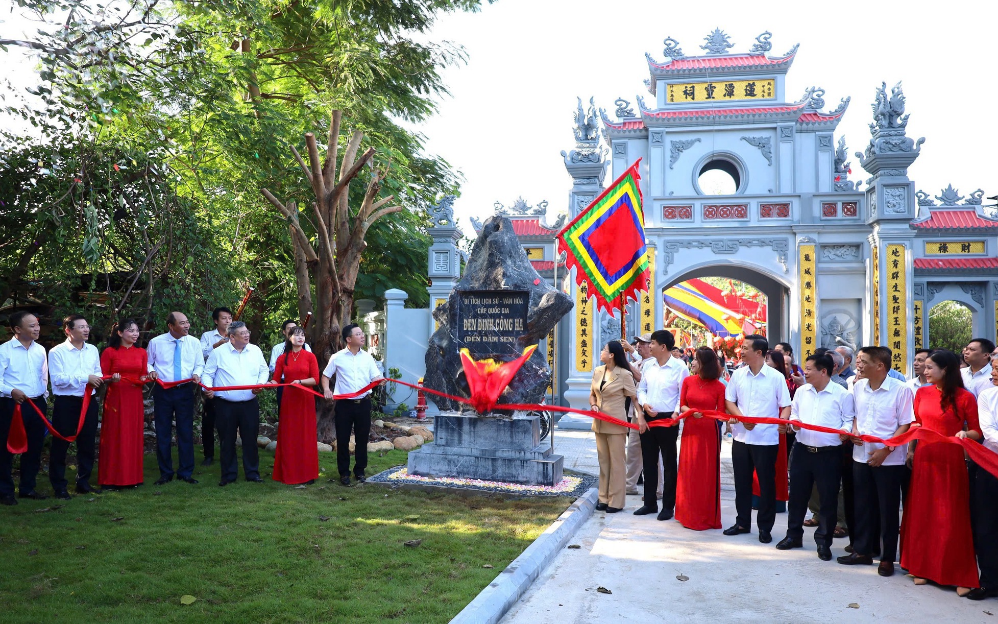 Các đại biểu cắt băng khánh thành Dự án