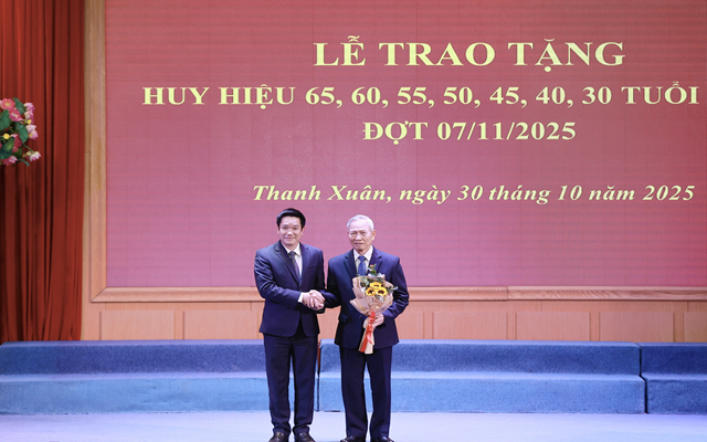 قدم سكرتير الحزب ورئيس مجلس الشعب لمنطقة ثانه شوان نجوين هوي كوونج شارات الحزب لأعضاء الحزب المخضرمين. Bí thư Đảng ủy, Chủ tịch HĐND phường Thanh Xuân Nguyễn Huy Cường trao Huy hiệu Đảng tặng các đảng viên lão thành.
