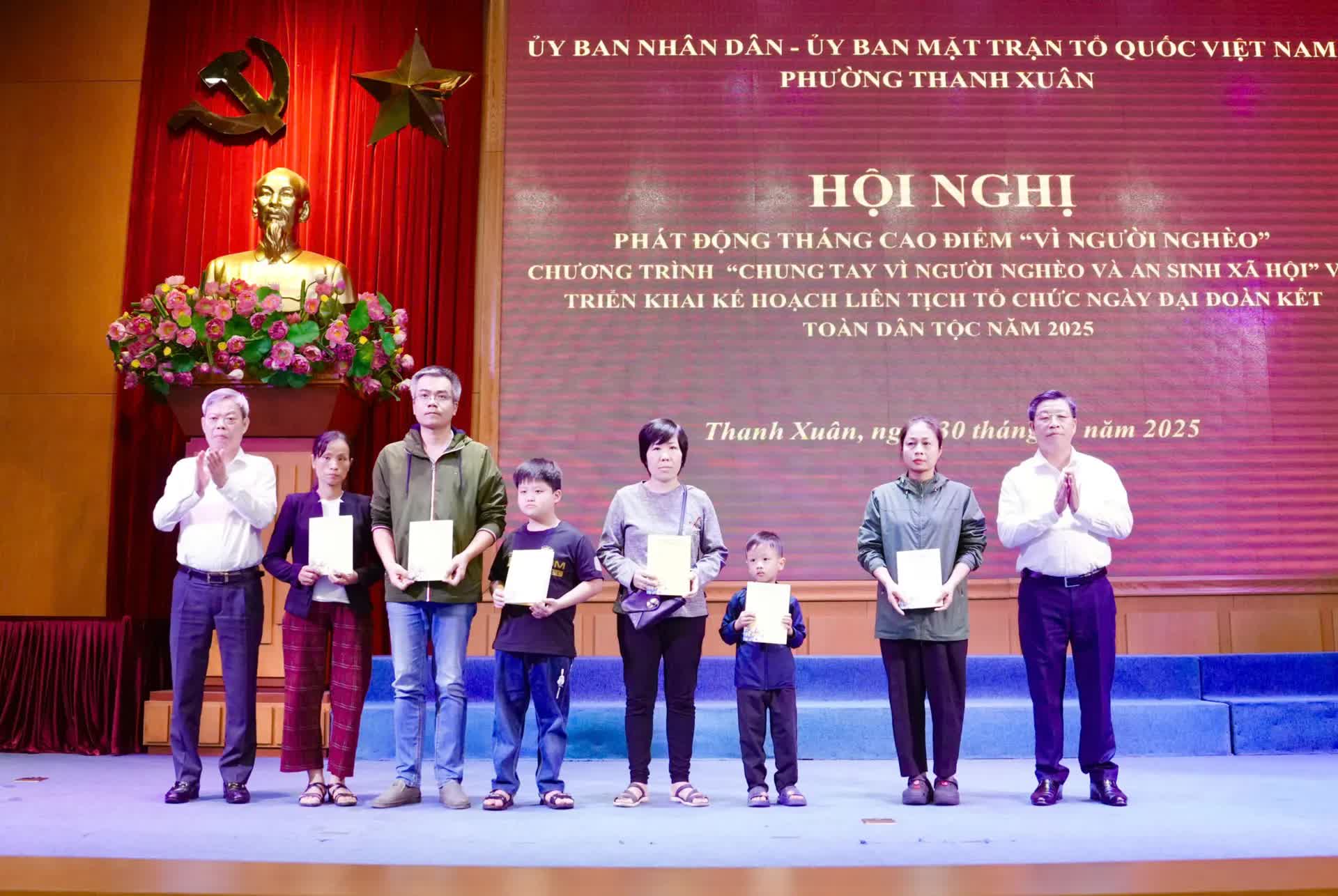 Thanh Xuan Ward សម្ពោធខែកំពូល “ដើម្បីជនក្រីក្រ” ឆ្នាំ ២០២៥ - រូបថត ៤. Phường Thanh Xuân phát động Tháng cao điểm “Vì người nghèo” năm 2025- Ảnh 4.