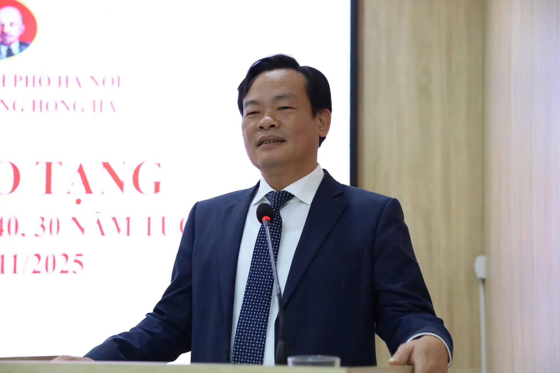 Městský obvod Hong Ha získal 7. listopadu stranické odznaky - Foto 2. Phường Hồng Hà trao Huy hiệu Đảng đợt 7/11- Ảnh 2.