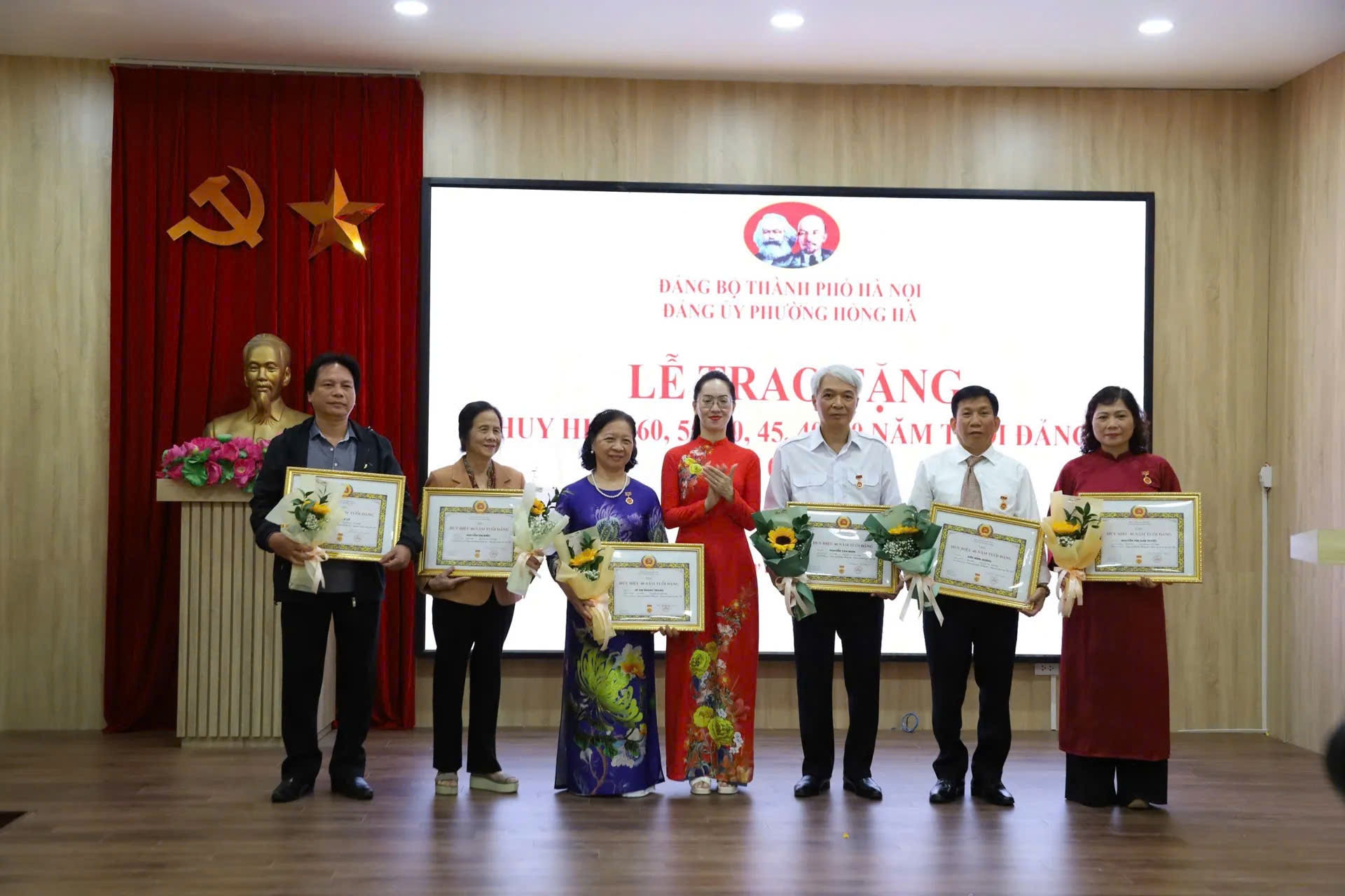 Městský obvod Hong Ha získal 7. listopadu stranické odznaky - Foto 1. Phường Hồng Hà trao Huy hiệu Đảng đợt 7/11- Ảnh 1.