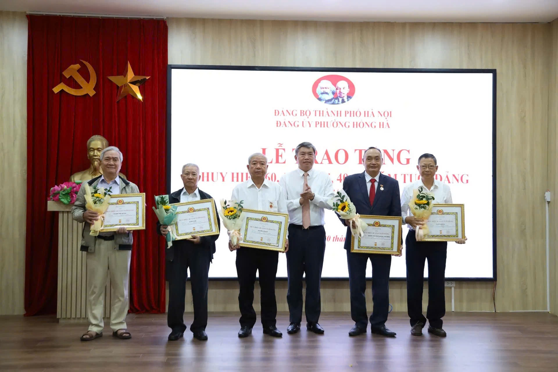 Městský obvod Hong Ha získal 7. listopadu stranické odznaky - Foto 3. Phường Hồng Hà trao Huy hiệu Đảng đợt 7/11- Ảnh 3.